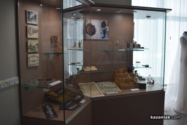 С елегантен пърформанс от дизайнерката Мариела Гемишева бе допълнена изложбата “La belle Rose” в Музея на розата