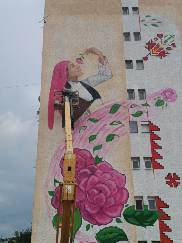 Шевици и рози красят фасадата на осем етажен блок в Казанлък