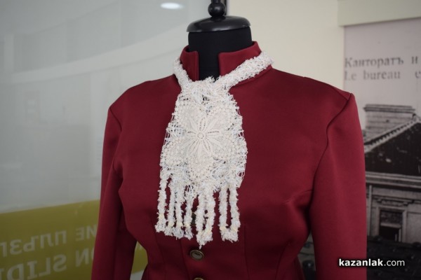 С елегантен пърформанс от дизайнерката Мариела Гемишева бе допълнена изложбата “La belle Rose” в Музея на розата