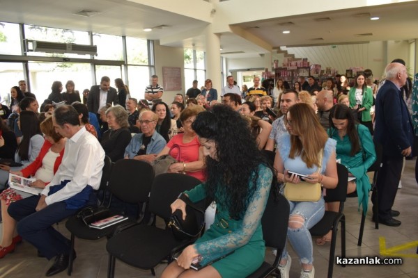Десетки Царици рози и техните подгласнички се събраха за представянето на едноименната книга