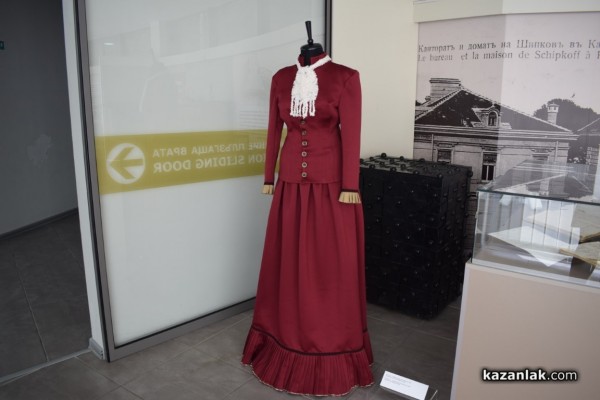 С елегантен пърформанс от дизайнерката Мариела Гемишева бе допълнена изложбата “La belle Rose” в Музея на розата