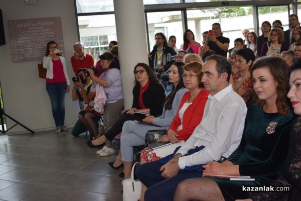 Десетки Царици рози и техните подгласнички се събраха за представянето на едноименната книга