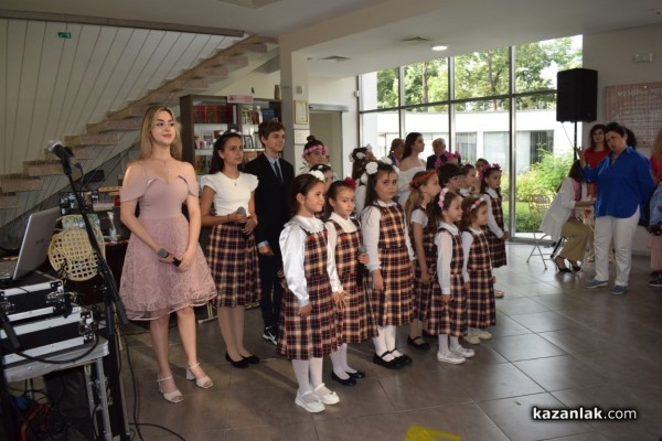 Десетки Царици рози и техните подгласнички се събраха за представянето на едноименната книга