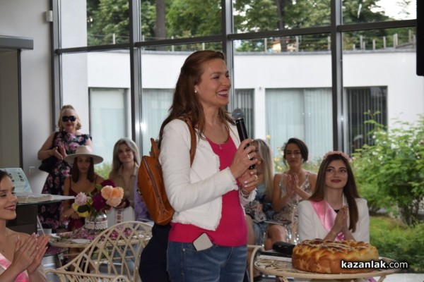 Десетки Царици рози и техните подгласнички се събраха за представянето на едноименната книга