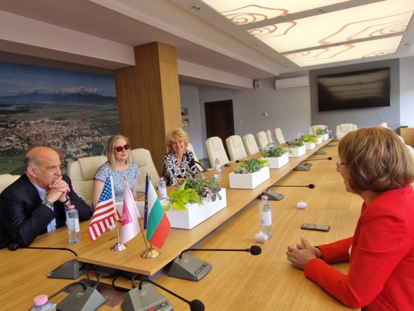 Първа среща на кмета на Казанлък с новия посланик на САЩ у нас н. пр. посланик Кенет Мертен