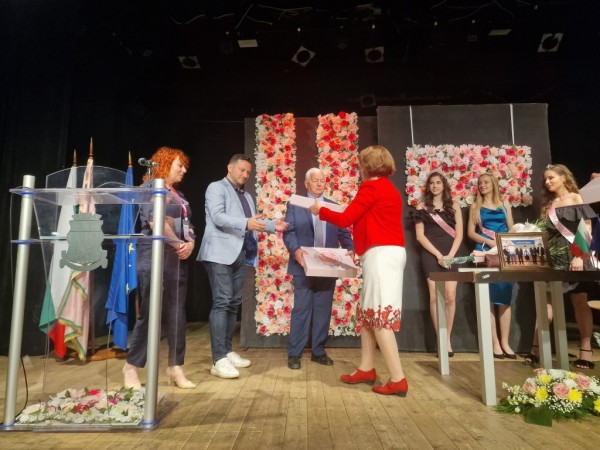 Девет делегации от побратимени градове посрещна кметът Галина Стоянова в Казанлък