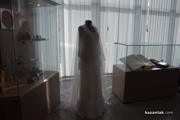 С елегантен пърформанс от дизайнерката Мариела Гемишева бе допълнена изложбата “La belle Rose” в Музея на розата