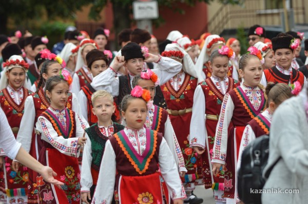 Празнично шествие / част 1