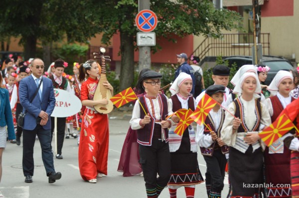 Празнично шествие / част 1