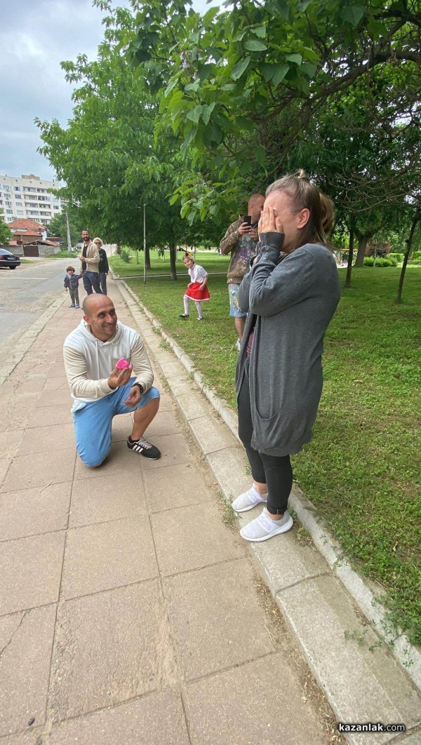 Казанлъчанин предложи брак пред новата изрисувана фасада в Западното