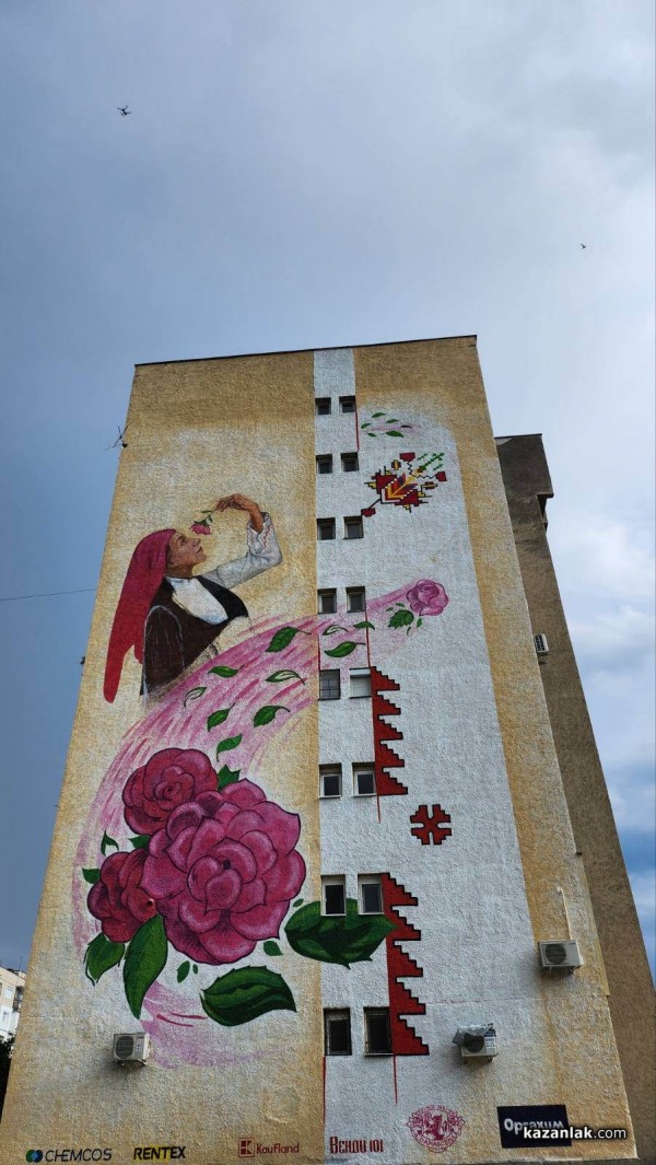 Казанлъчанин предложи брак пред новата изрисувана фасада в Западното