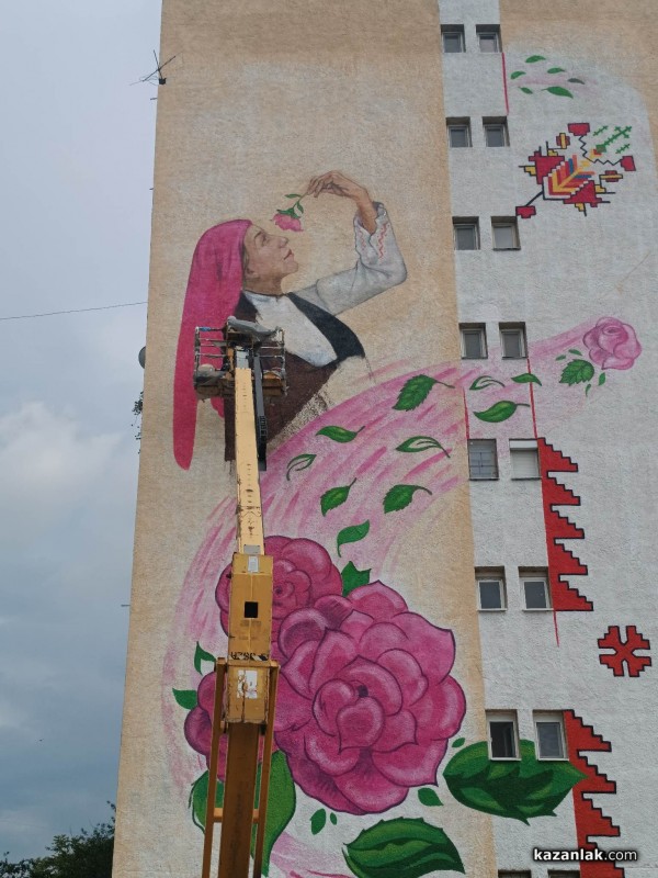 Казанлъчанин предложи брак пред новата изрисувана фасада в Западното