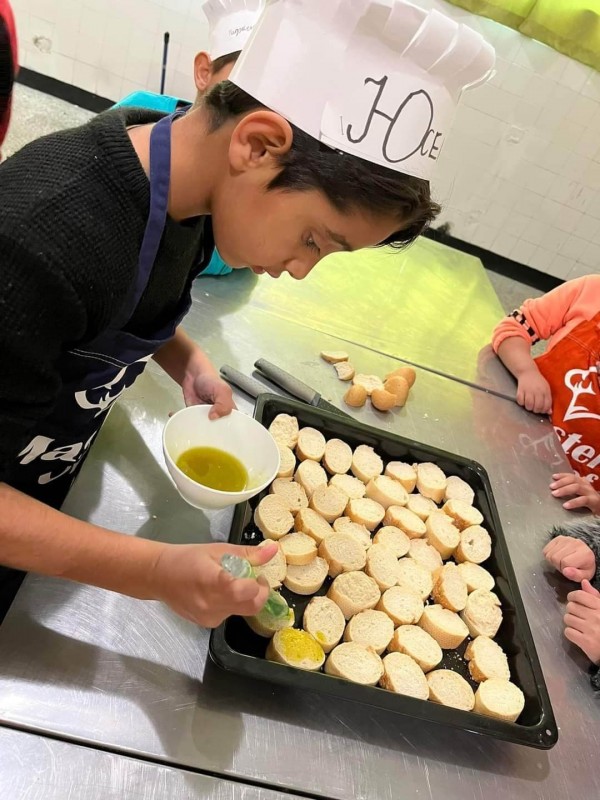 Малките ученици в Ръжена се учат да готвят в заниманията по интереси