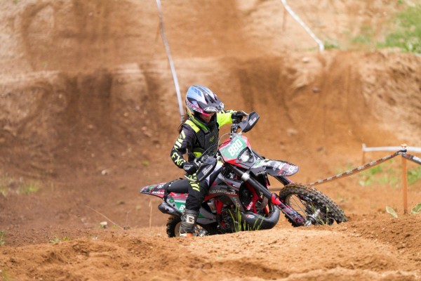 Любомир Синев и Теована Станчева са лидери във временното класиране на Ендуро шампионата / Видео 