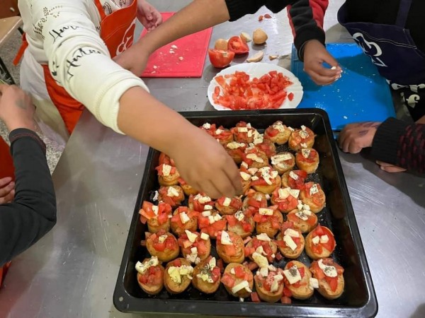 Малките ученици в Ръжена се учат да готвят в заниманията по интереси