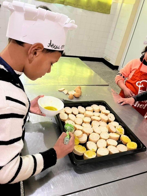 Малките ученици в Ръжена се учат да готвят в заниманията по интереси