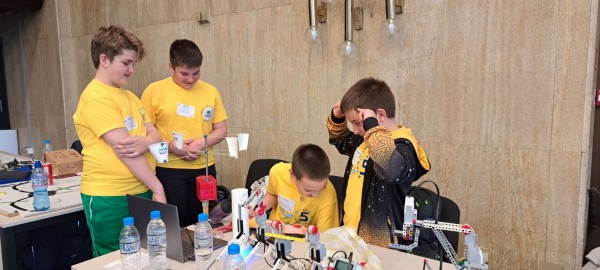 С шампионска купа и 10 грамоти от състезанието “Роботика за България“ се завърна отбора на ИКТ “Център“