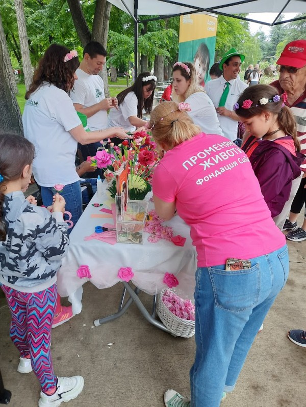 Деца изработиха 120 рози от хартия в арт-работилница по случай 120-тата годишнина на празника