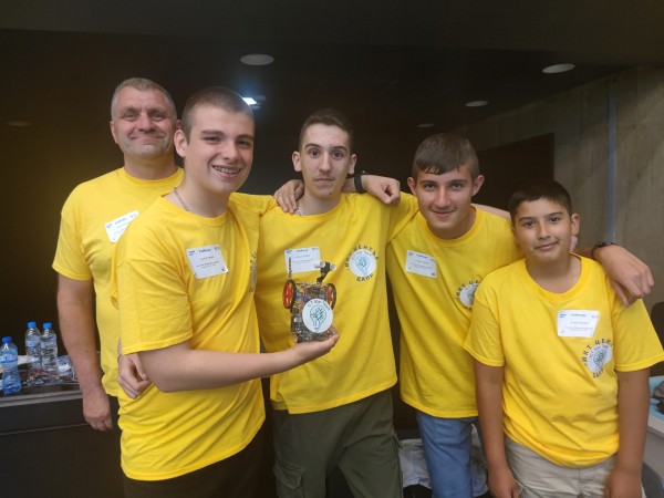 С шампионска купа и 10 грамоти от състезанието “Роботика за България“ се завърна отбора на ИКТ “Център“