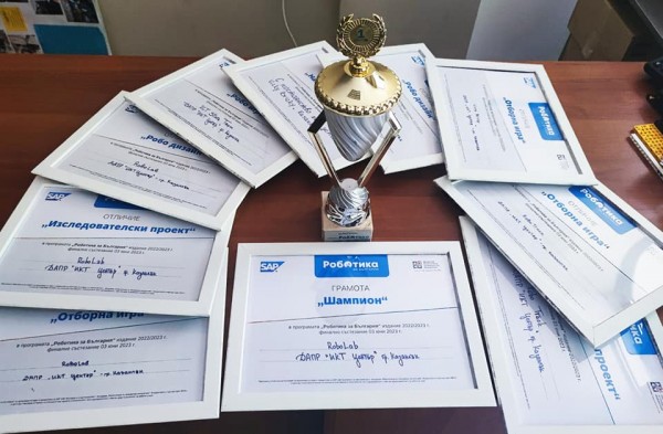 С шампионска купа и 10 грамоти от състезанието “Роботика за България“ се завърна отбора на ИКТ “Център“