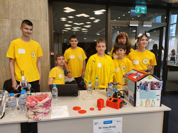 С шампионска купа и 10 грамоти от състезанието “Роботика за България“ се завърна отбора на ИКТ “Център“