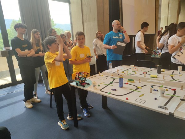 С шампионска купа и 10 грамоти от състезанието “Роботика за България“ се завърна отбора на ИКТ “Център“