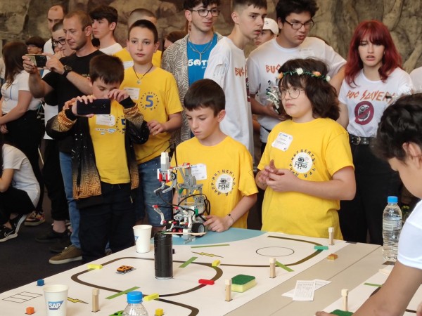 С шампионска купа и 10 грамоти от състезанието “Роботика за България“ се завърна отбора на ИКТ “Център“