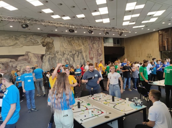 С шампионска купа и 10 грамоти от състезанието “Роботика за България“ се завърна отбора на ИКТ “Център“