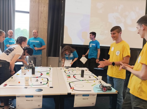 С шампионска купа и 10 грамоти от състезанието “Роботика за България“ се завърна отбора на ИКТ “Център“