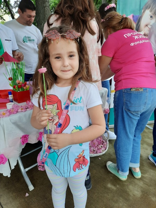 Деца изработиха 120 рози от хартия в арт-работилница по случай 120-тата годишнина на празника