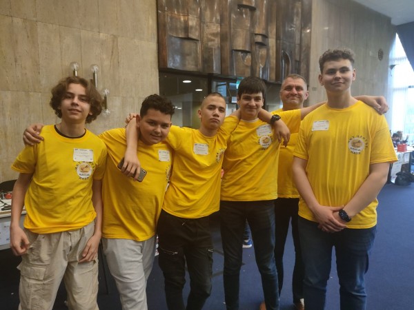 С шампионска купа и 10 грамоти от състезанието “Роботика за България“ се завърна отбора на ИКТ “Център“