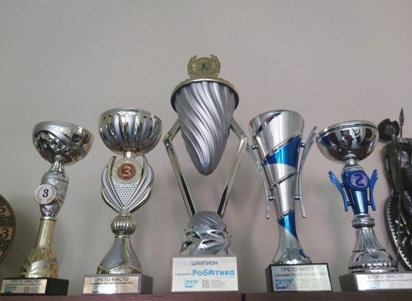 С шампионска купа и 10 грамоти от състезанието “Роботика за България“ се завърна отбора на ИКТ “Център“