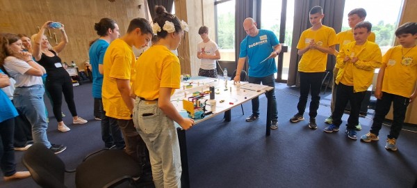 С шампионска купа и 10 грамоти от състезанието “Роботика за България“ се завърна отбора на ИКТ “Център“