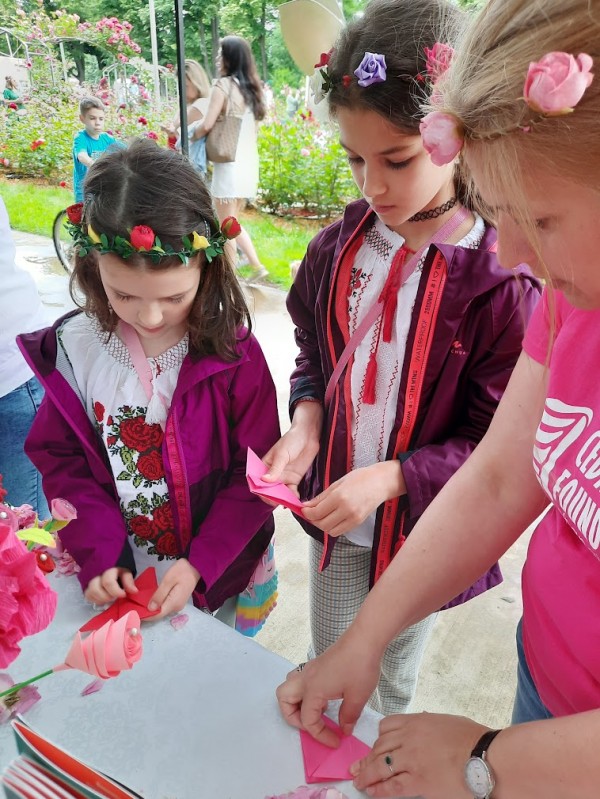 Деца изработиха 120 рози от хартия в арт-работилница по случай 120-тата годишнина на празника