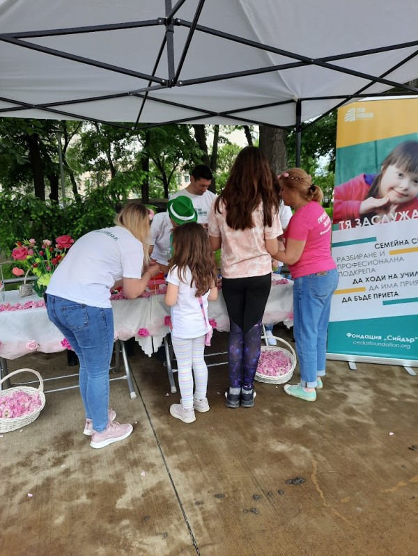 Деца изработиха 120 рози от хартия в арт-работилница по случай 120-тата годишнина на празника