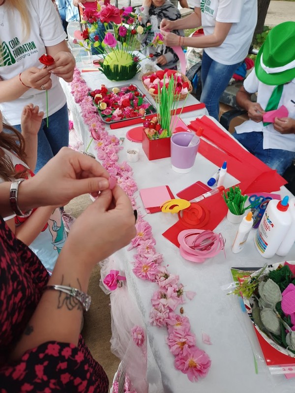 Деца изработиха 120 рози от хартия в арт-работилница по случай 120-тата годишнина на празника