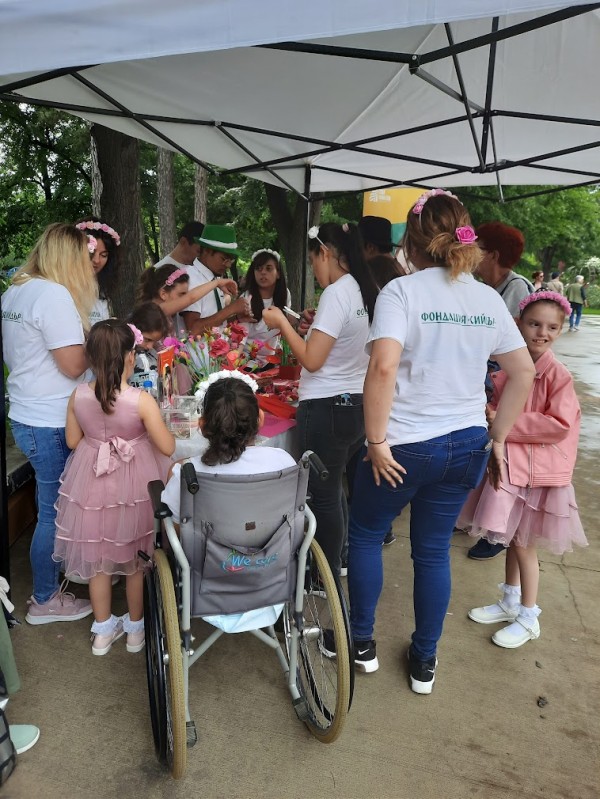 Деца изработиха 120 рози от хартия в арт-работилница по случай 120-тата годишнина на празника