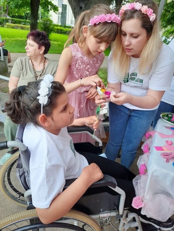 Деца изработиха 120 рози от хартия в арт-работилница по случай 120-тата годишнина на празника