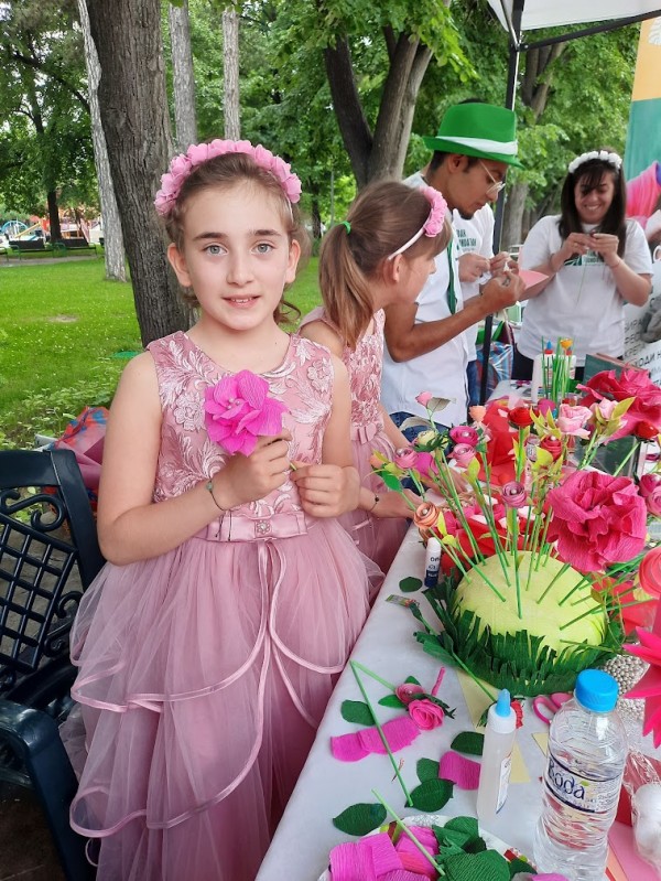 Деца изработиха 120 рози от хартия в арт-работилница по случай 120-тата годишнина на празника