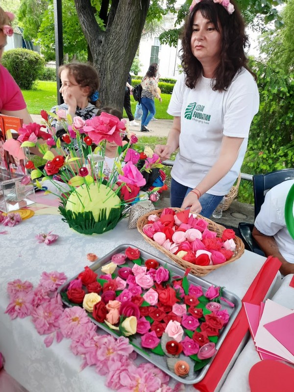 Деца изработиха 120 рози от хартия в арт-работилница по случай 120-тата годишнина на празника