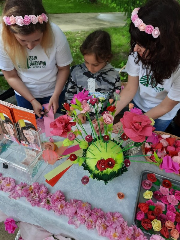 Деца изработиха 120 рози от хартия в арт-работилница по случай 120-тата годишнина на празника