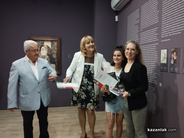 Наградиха победителите в ученическия конкурс в памет на казанлъшкия писател и журналист Веселин Стоянов 