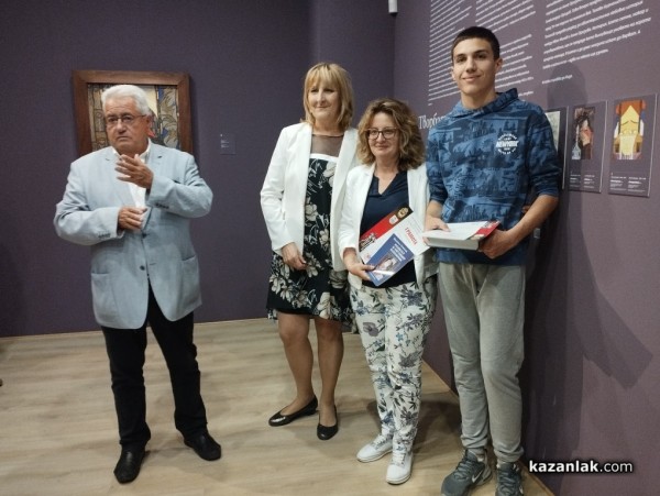 Наградиха победителите в ученическия конкурс в памет на казанлъшкия писател и журналист Веселин Стоянов 