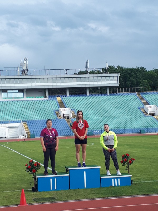 Радост Проданова е държавна вицешампионка и с бронз при девойките под 18 години