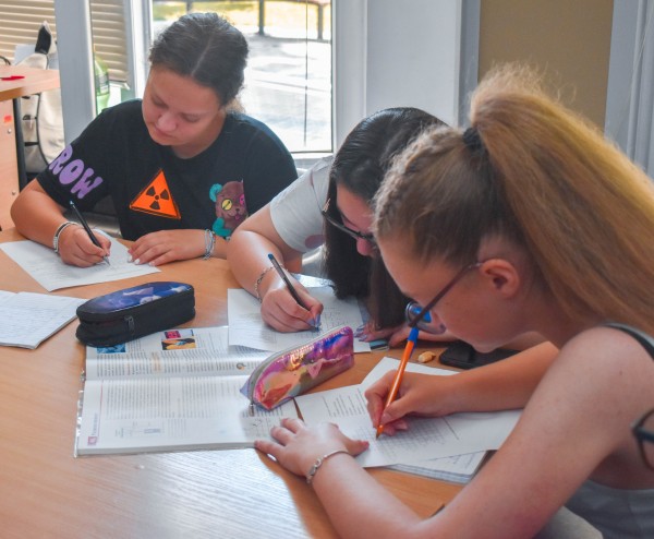 Бинарен урок на тема “Радиоактивността и нейните приложения в съвременния свят“ се проведе в ПГЛПT