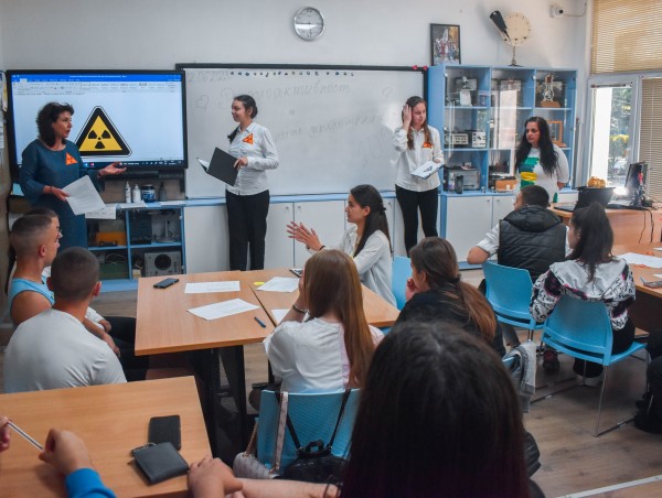 Бинарен урок на тема “Радиоактивността и нейните приложения в съвременния свят“ се проведе в ПГЛПT