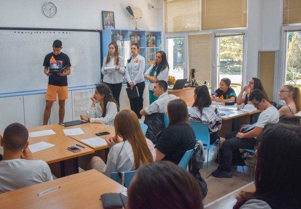 Бинарен урок на тема “Радиоактивността и нейните приложения в съвременния свят“ се проведе в ПГЛПT