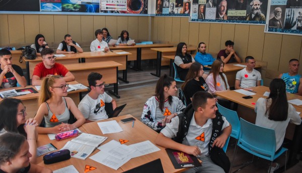 Бинарен урок на тема “Радиоактивността и нейните приложения в съвременния свят“ се проведе в ПГЛПT