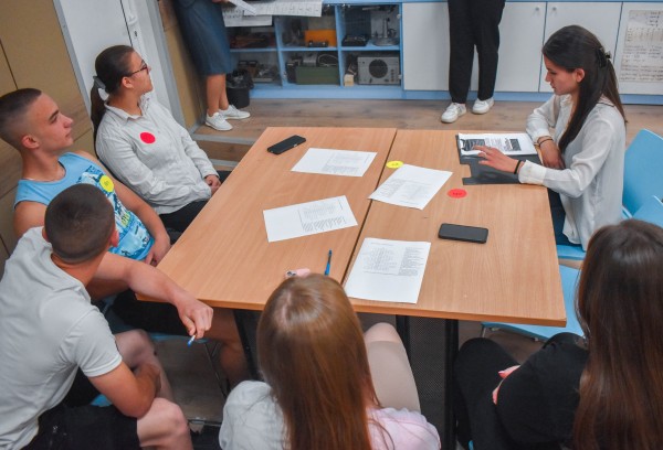 Бинарен урок на тема “Радиоактивността и нейните приложения в съвременния свят“ се проведе в ПГЛПT