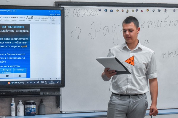 Бинарен урок на тема “Радиоактивността и нейните приложения в съвременния свят“ се проведе в ПГЛПT